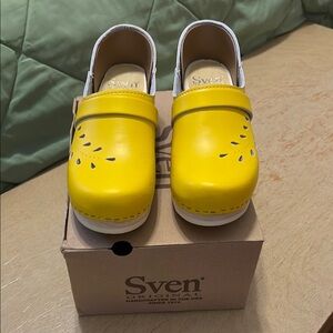 Sven Women’s Yellow Clogs 6 1/2